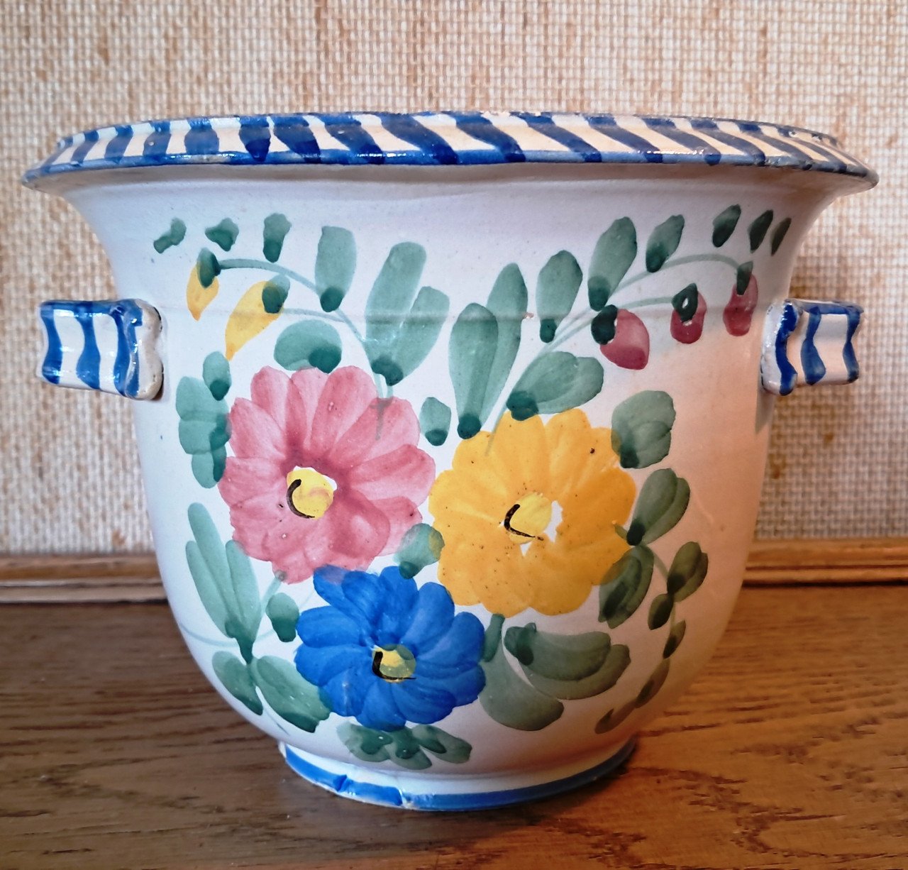 Oude Handgeschilderde bloempot