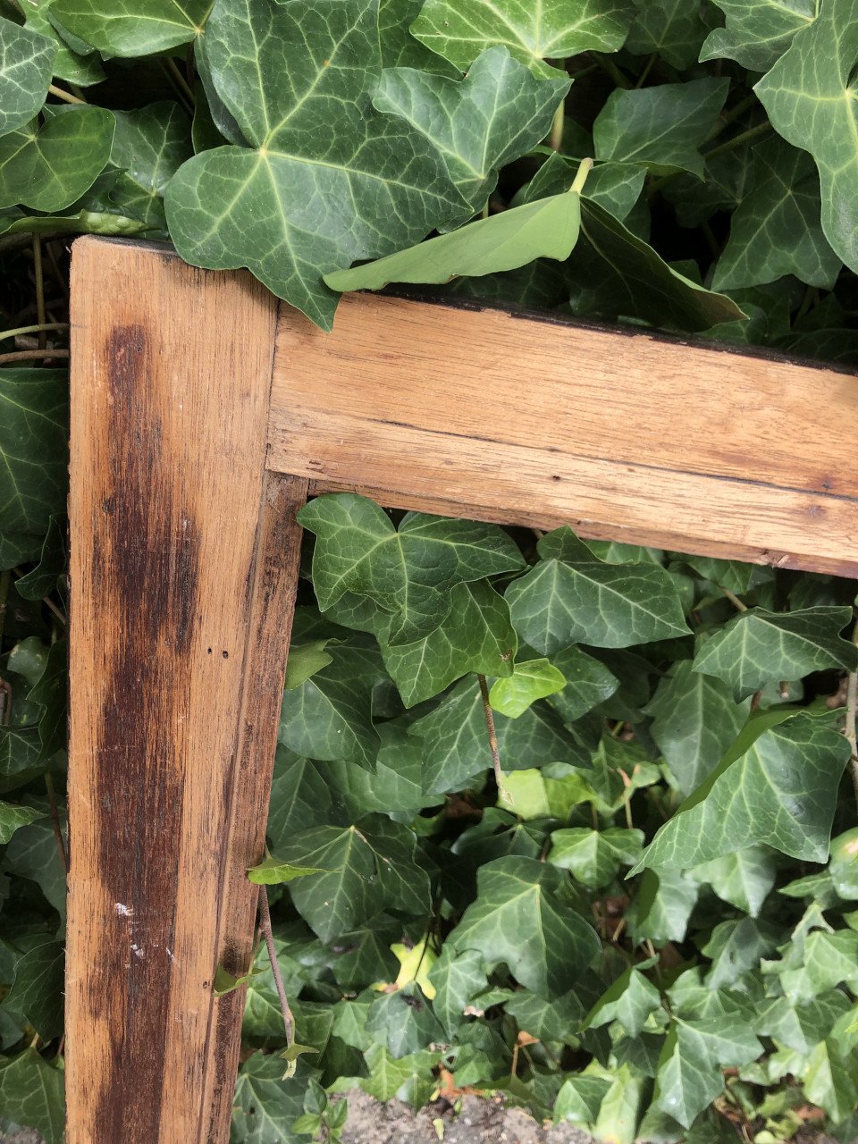 Houten convector rooster teak en raamkozijn meranti