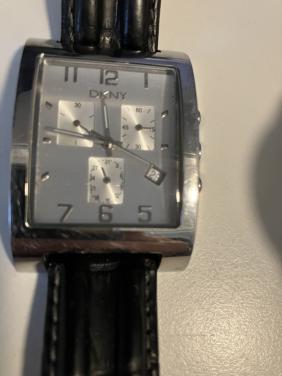 Te koop 3 horloges in goede staat [nieuwe batterij is nodig]