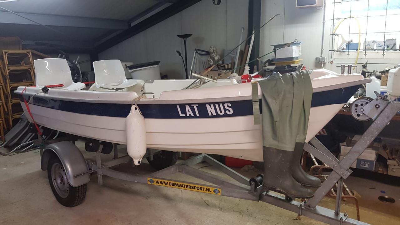 Polyester sloep/ visboot met trailer 6pk Suzuki