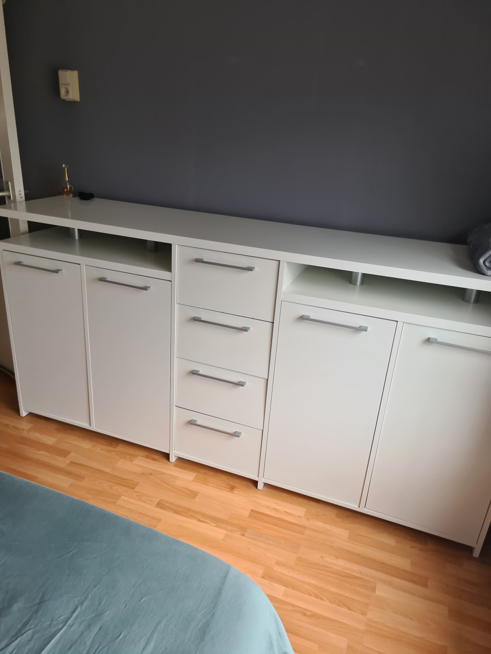 Mooi groot dressoir (bieden) z.s.m. weg