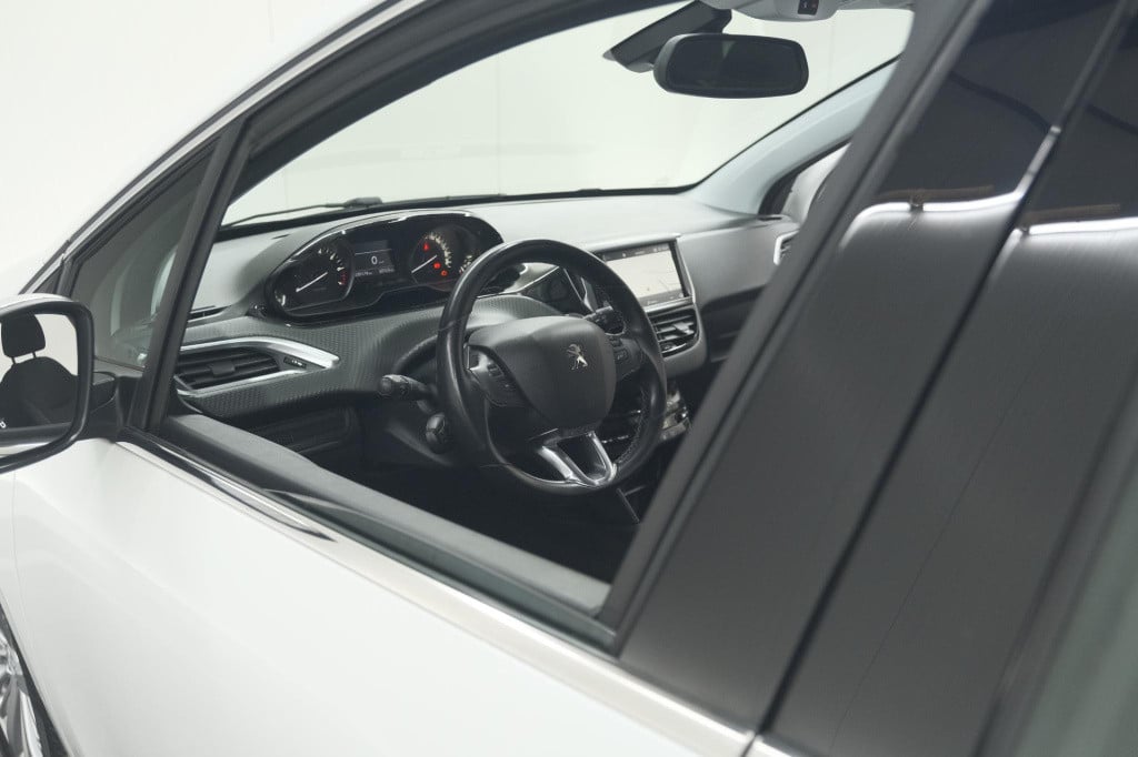 Peugeot 208 puretech 82 blue lease executive | parkeersensoren | navigatie 