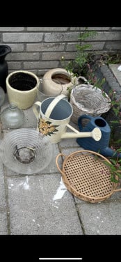 BLOEMPOTTEN, VAZEN, GIETERS PLATEAU. GRATIS!!