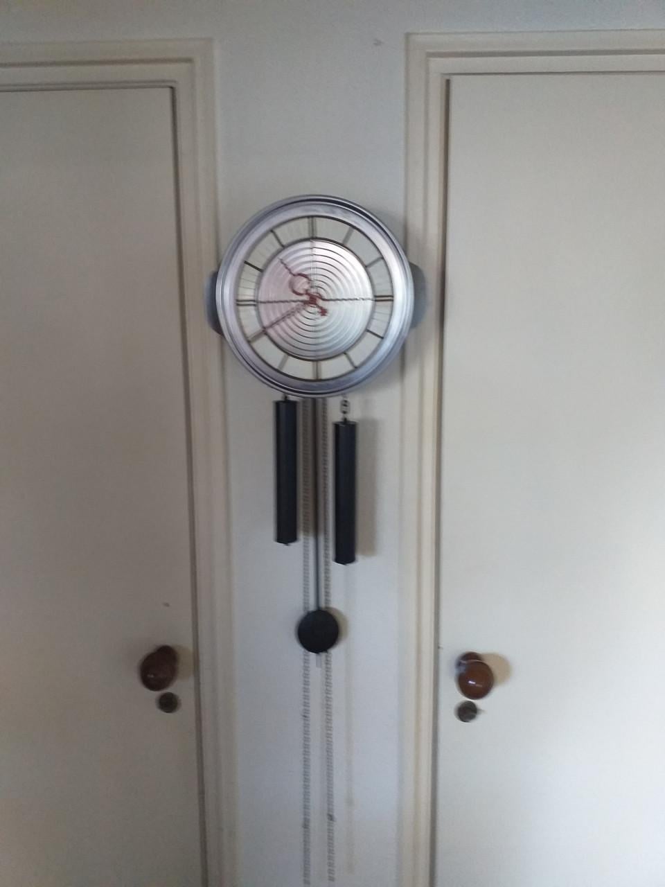 """EIGEN ONTWERP GEMAALKTE KLOK""