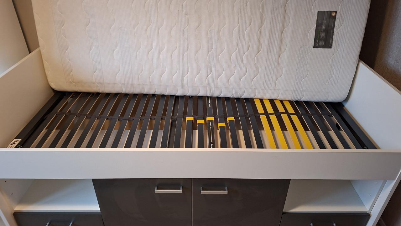 Eenpersoonsbed met opbergruimte