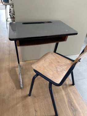 Vintage kinderbureau en stoeltje