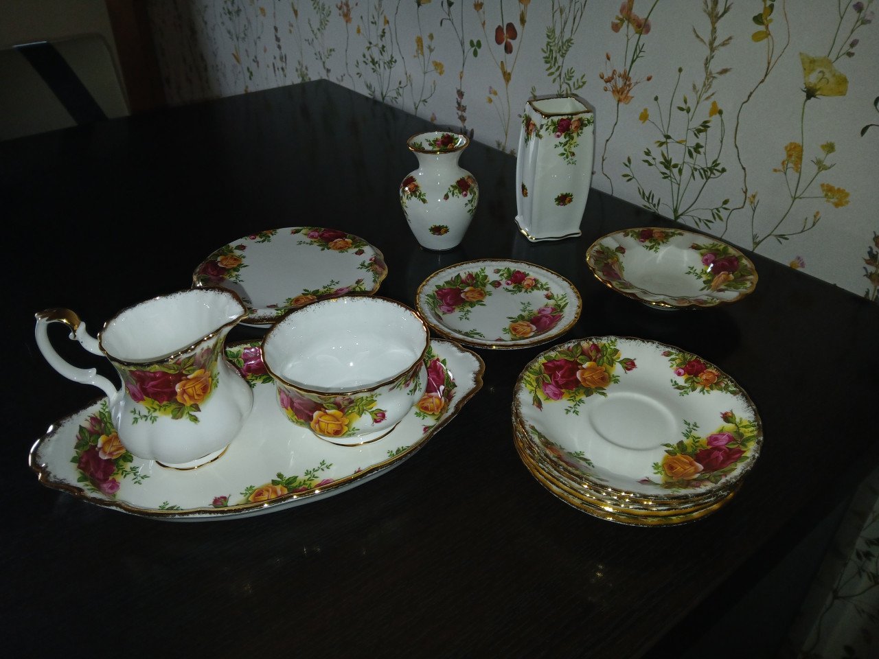 Lotje royal albert old country roses