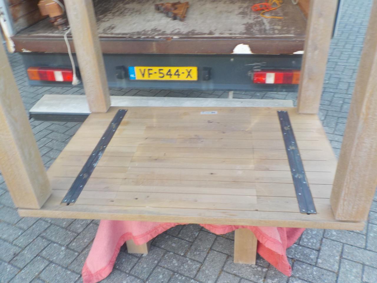 Hoge bartafel geheel massief 140 x 100 cm hoog 94 cm + 4 leren hoge stoelen