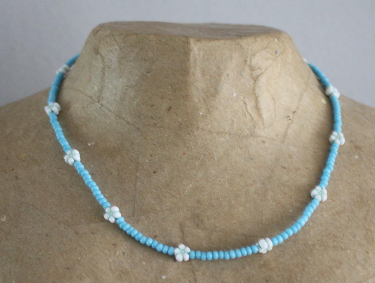 Licht blauwe ketting met madeliefjes ketting