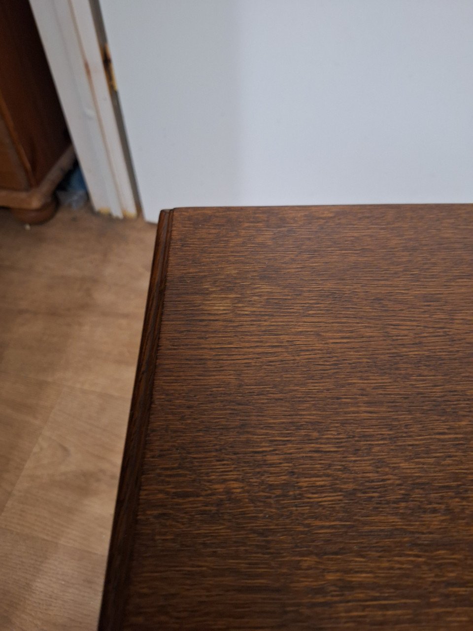 Houten tafeltje met lade