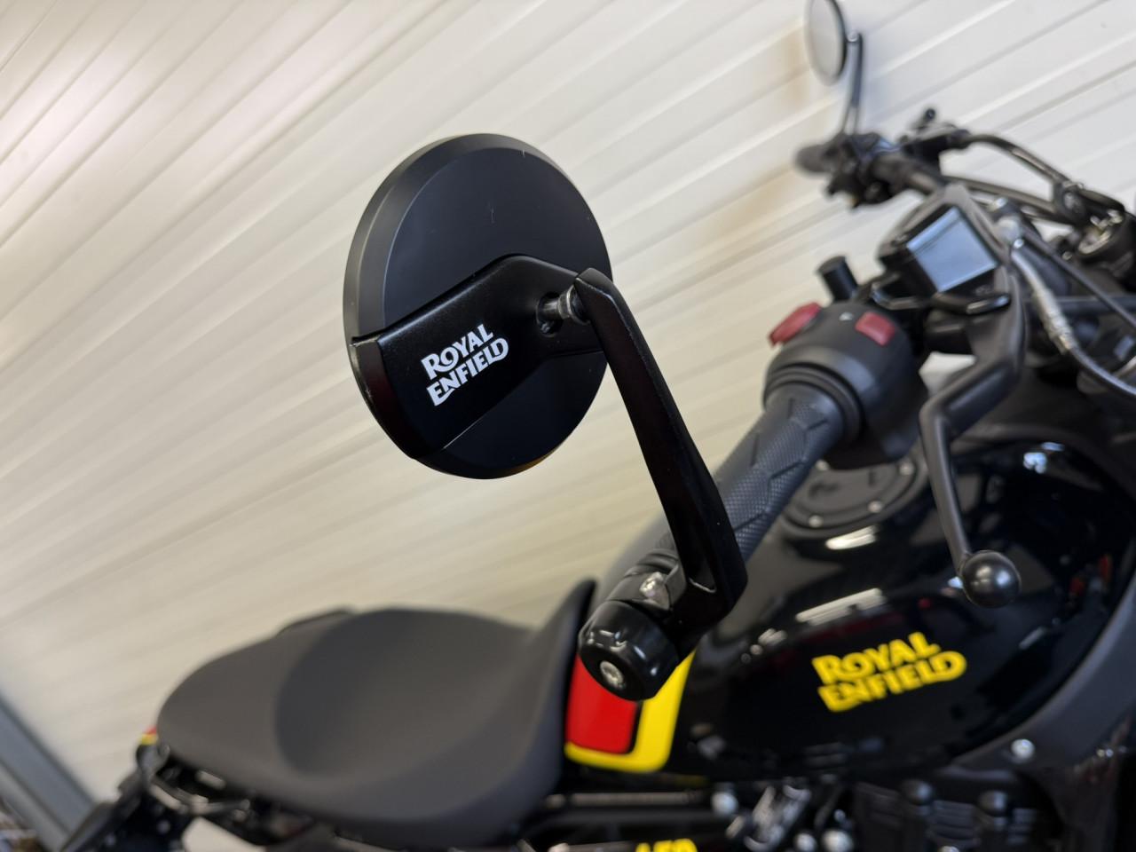 Jonge en gave Royal Enfield Guerrilla 450!