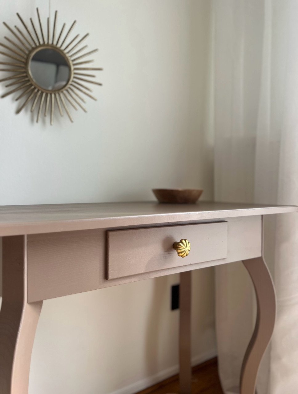 Gerestyled vintage halmeubel/sidetable – taupe + gouden knop