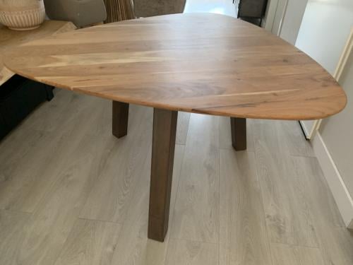 Driehoek eettafel 135 cm hoog 76 cm,