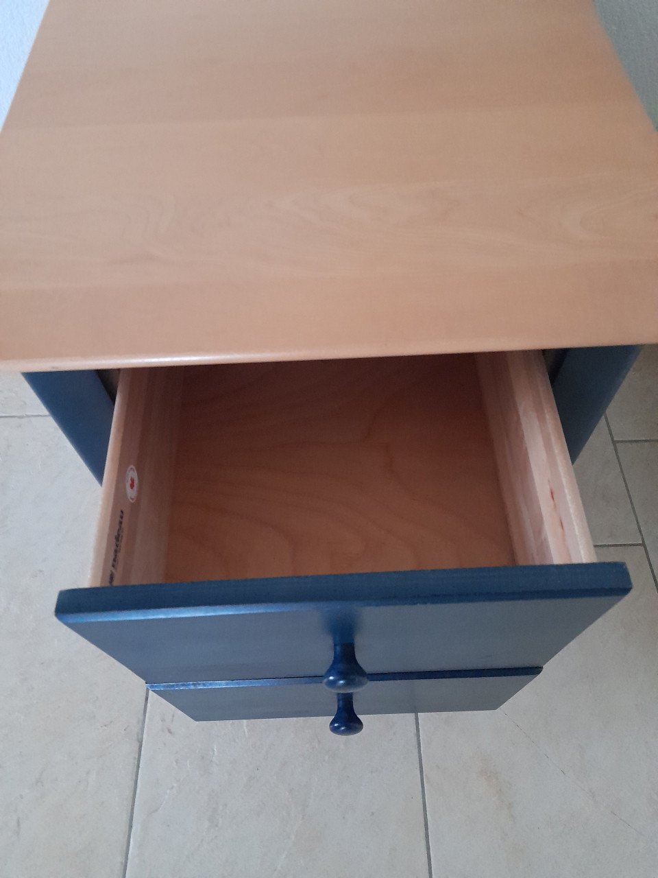 Massief houten nachtkastje 48 x 48  x 57H (in goede staat )