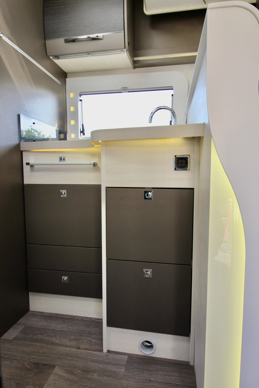 Chausson Welcome 727GA (Lengtebedden+ Electr. hefbed, Als Nieuw!!)