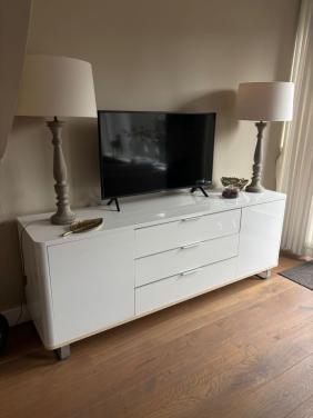 Dressior of TV kast wit gelakt