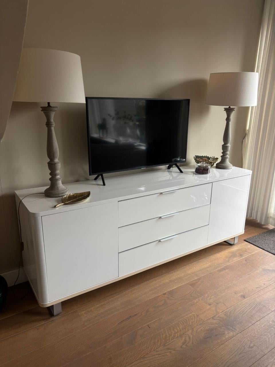 Dressior of TV kast wit gelakt