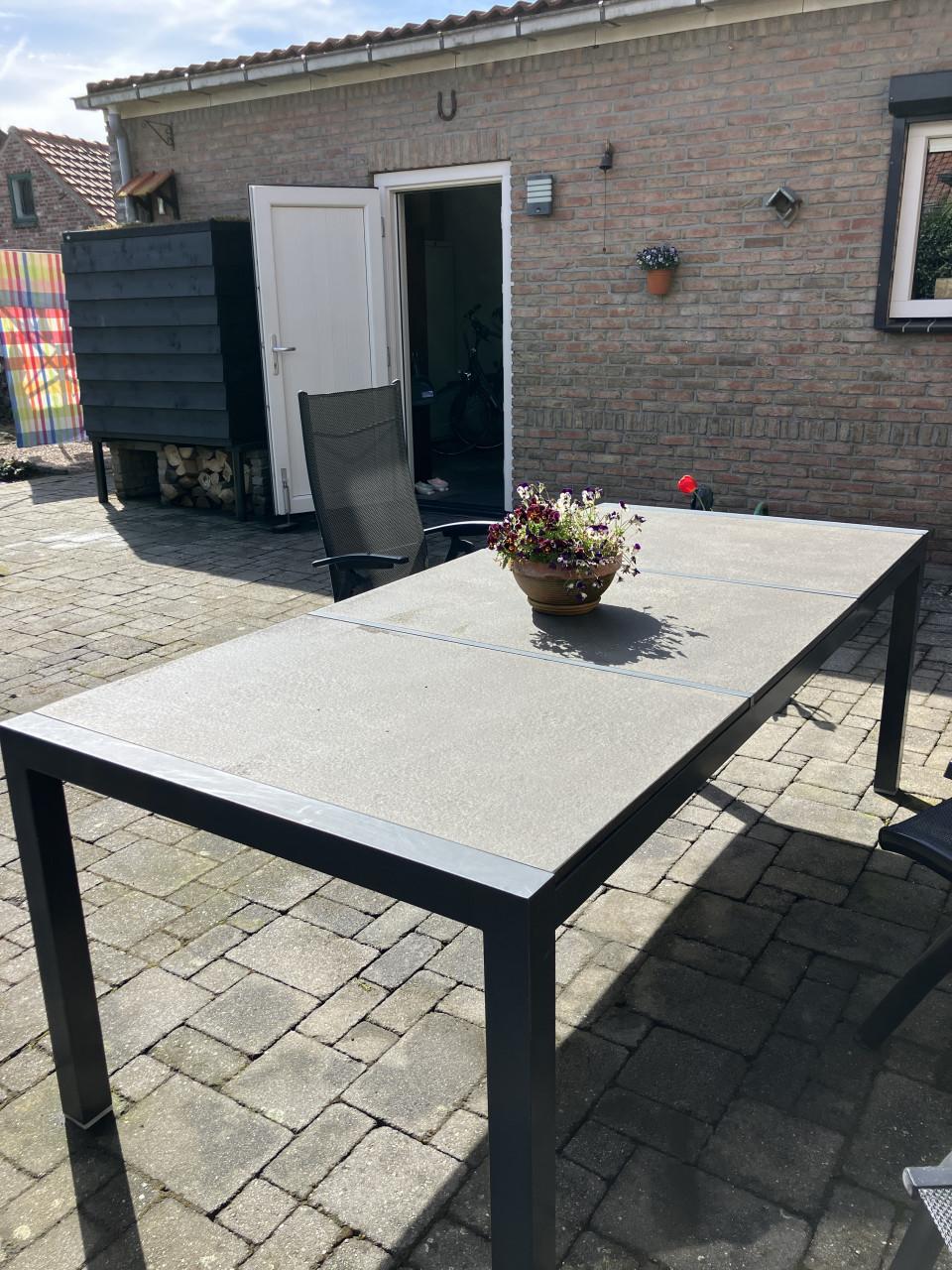 Tuintafel te koop