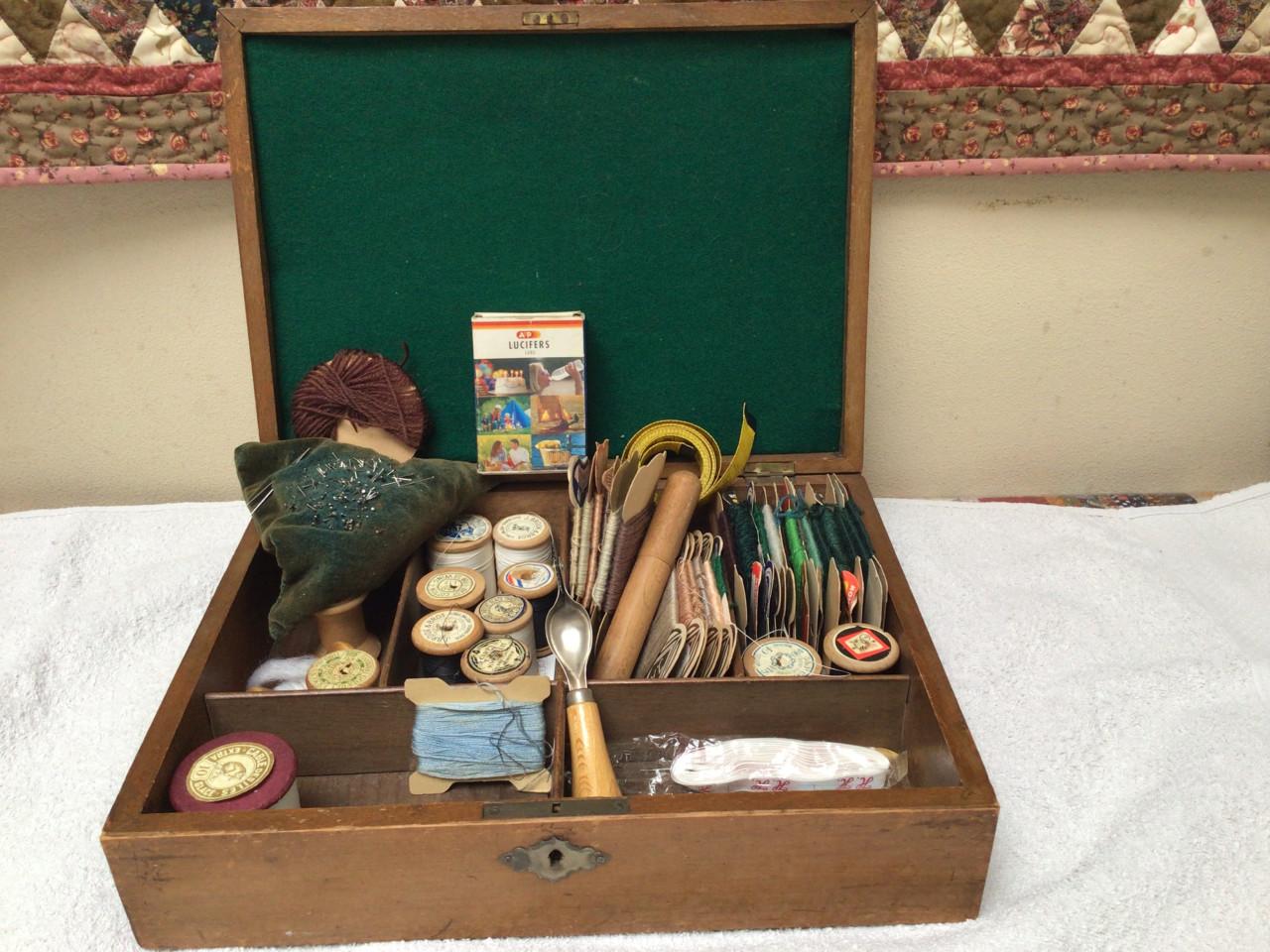 Twee brocante naai dozen