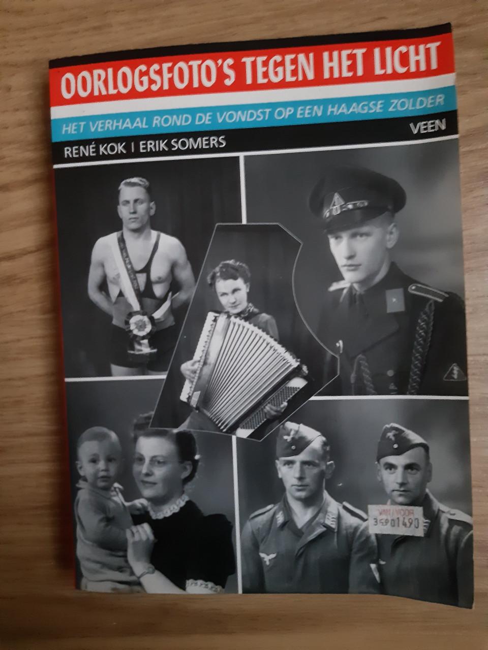 Oorlogsfoto,s tegen het licht