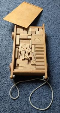 BLOKKENDOOS met wielen en deksel