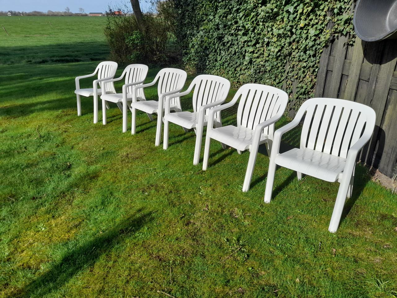 6  stevige Stapelstoelen (in goede staat )