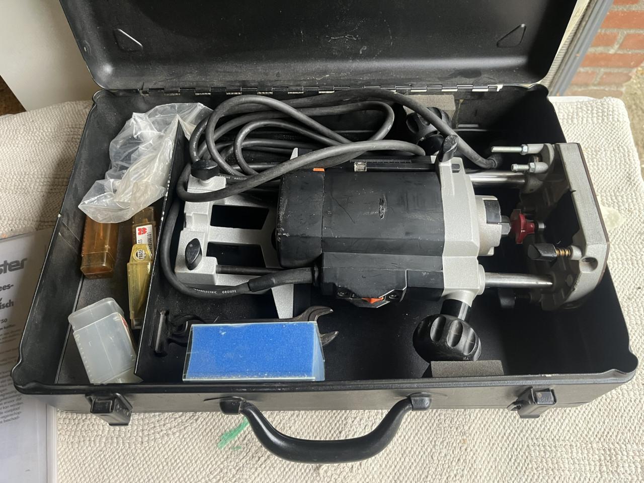 Bovenfreesmachine Master OF750 met 12 en 35 freessets