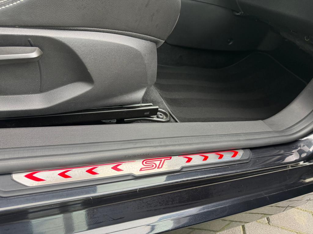 Ford Fiesta 1.6 st2 * camera * recaro * stoelverwarming * clima