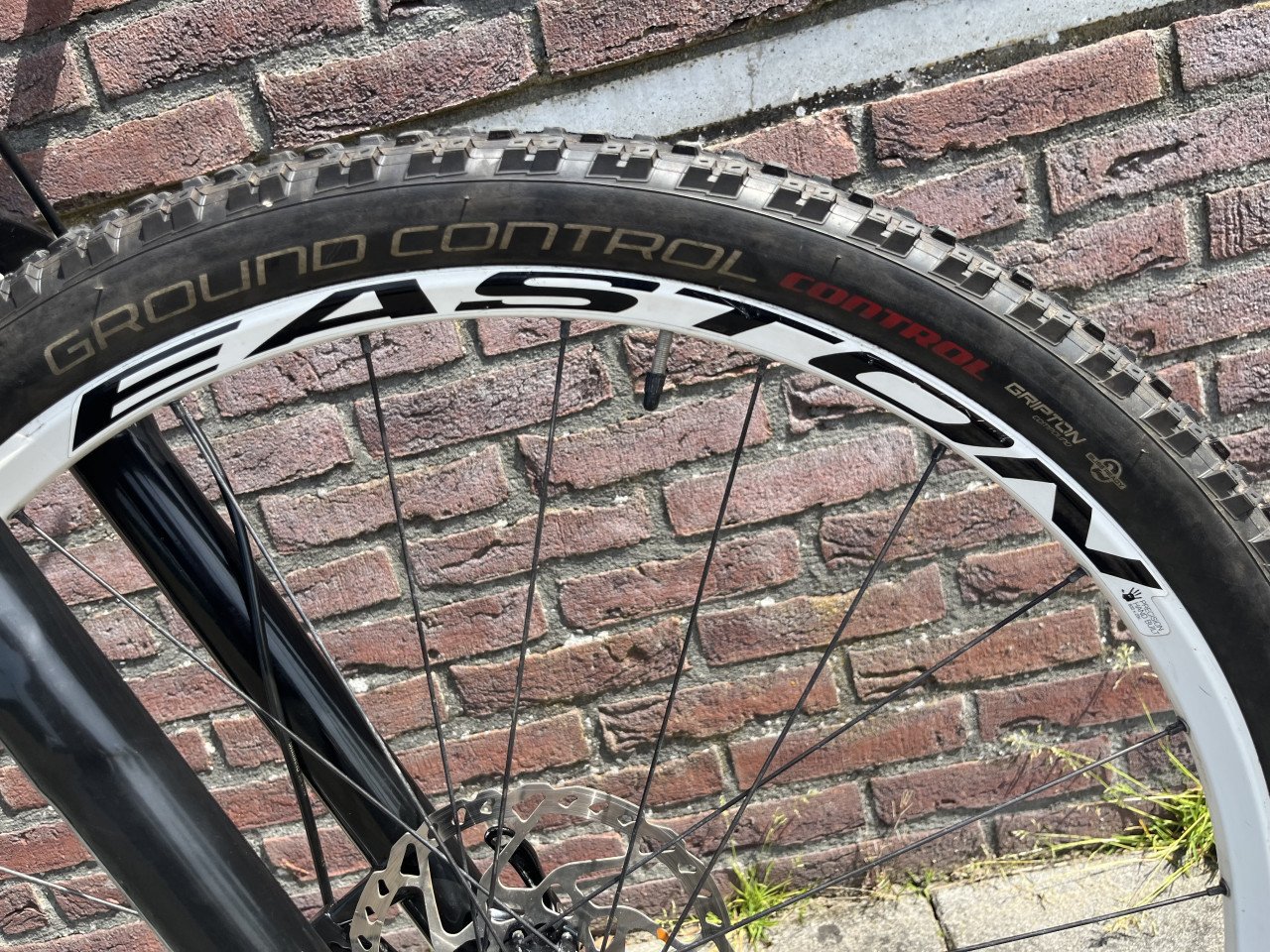 Focus raven maat M carbon