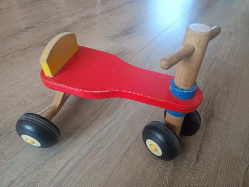 Houten loopfietsje