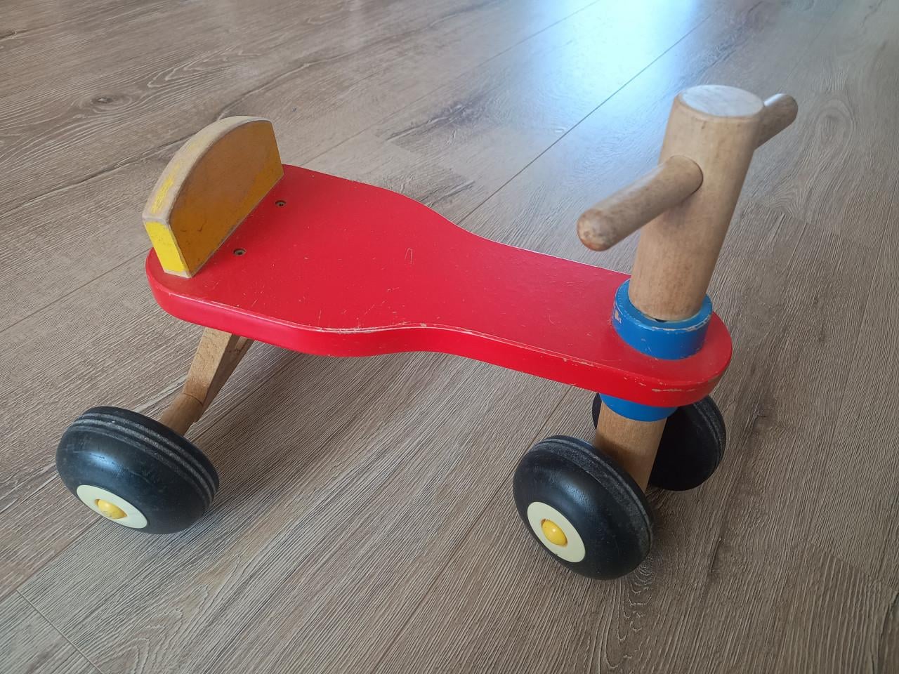 Houten loopfietsje