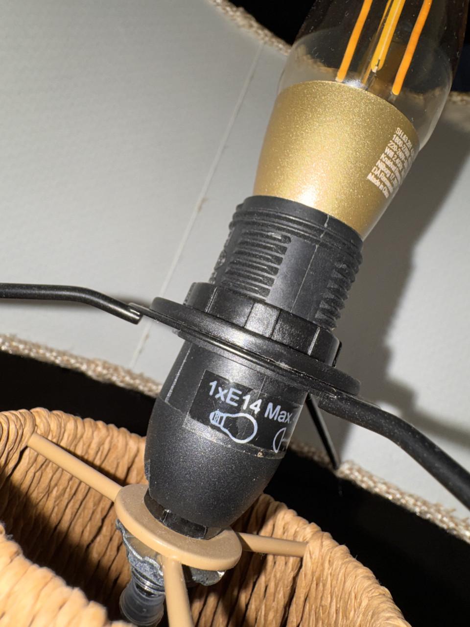 Leuke sfeervolle stalamp met rotan voet
