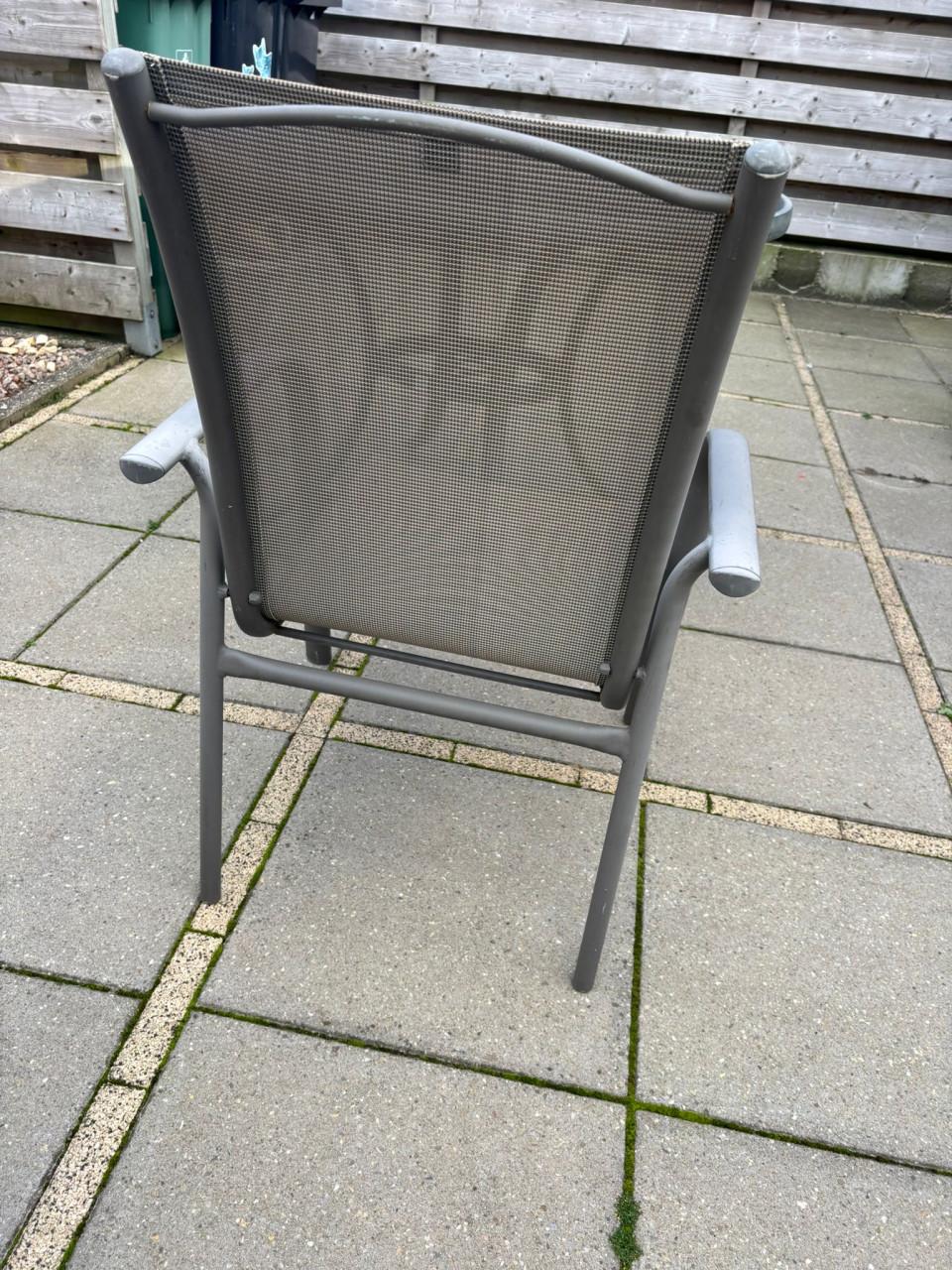 Tuinset met 4 stoelen, bijpassende kussens en een hoes
