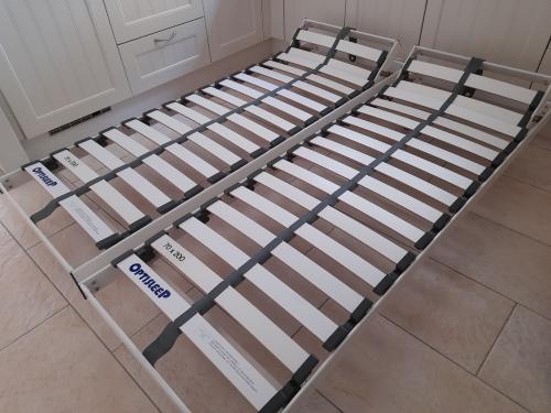 2 x lattenbodem  70 x 200 op pootjes! ( in goede staat )