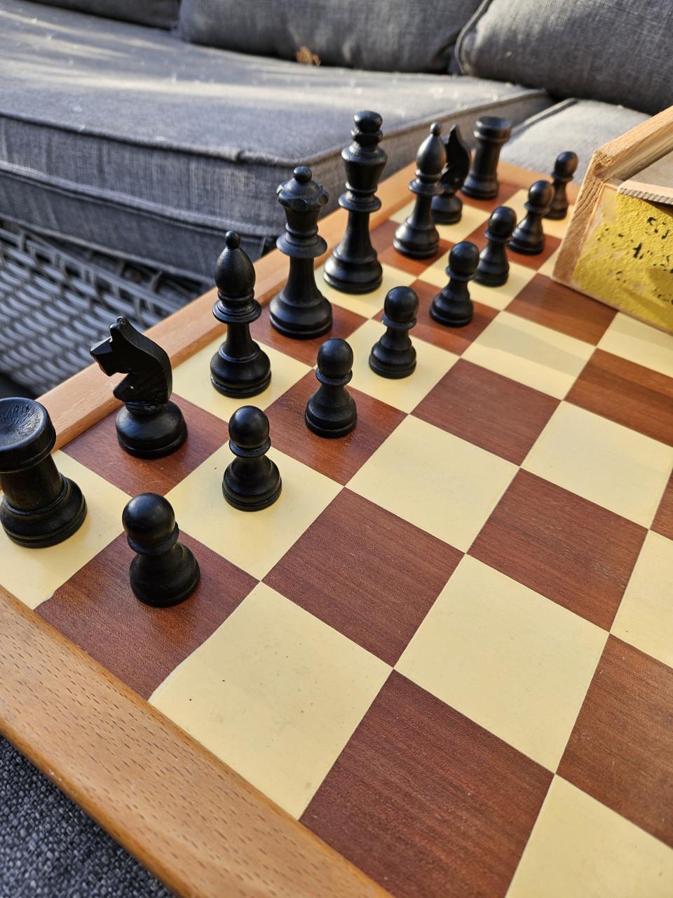 Groot houten schaakspel met houten opbergdoosje, compleet