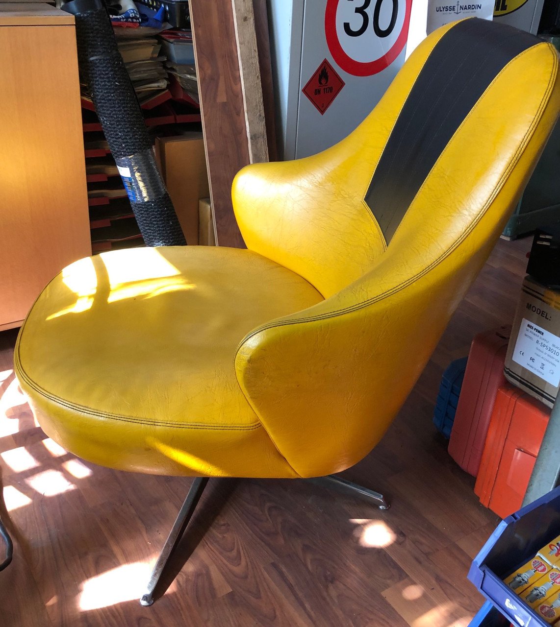 2 stuks vintage skai draaistoelen op metalen onderstel
