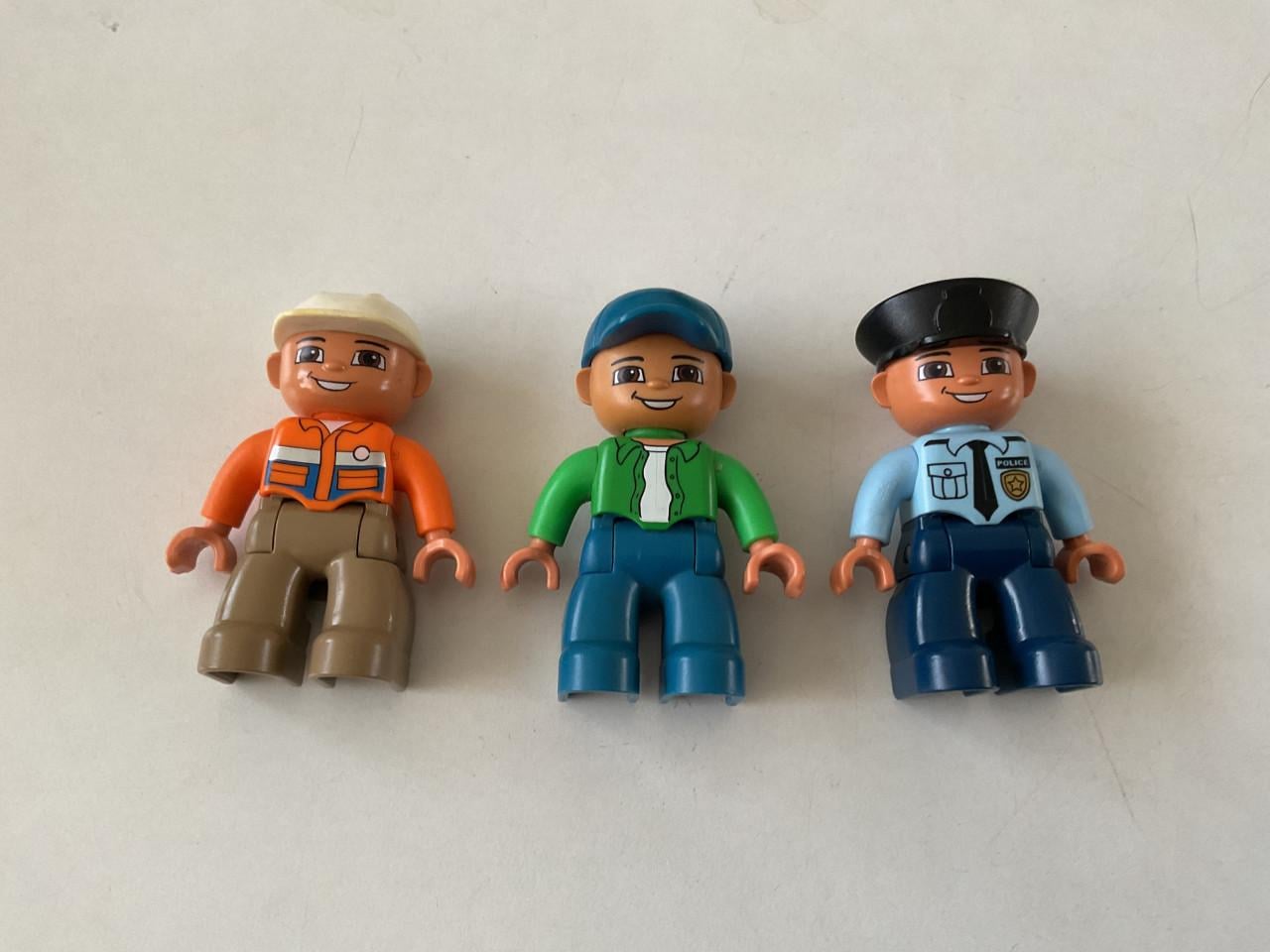 Duplo.   4 lege emmers, 6 poppetjes, vliegtuigje en shovel,