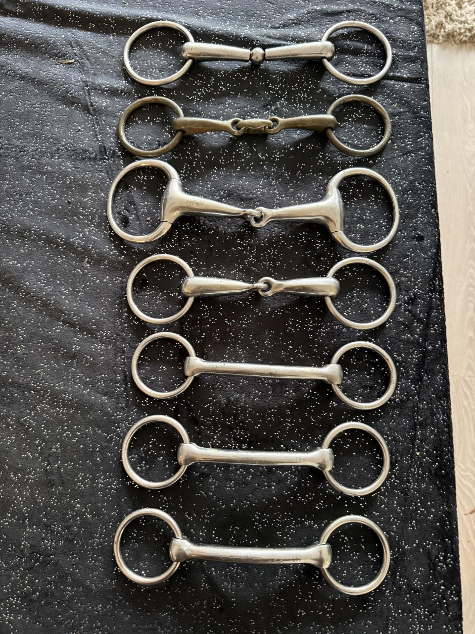 Diverse paarden bitten