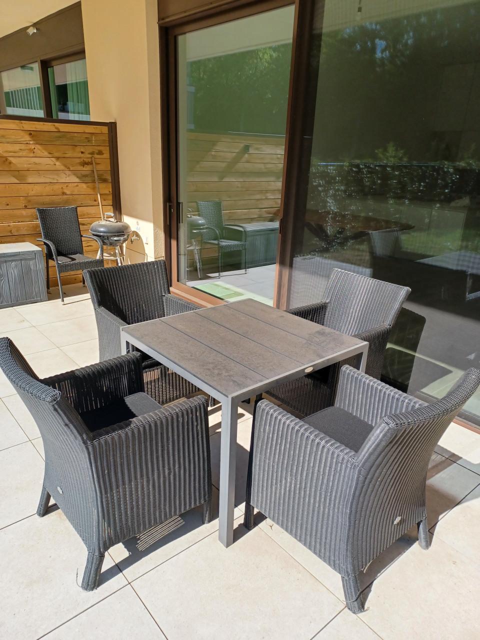Tuinset, tafel met 4 zeteltjes.