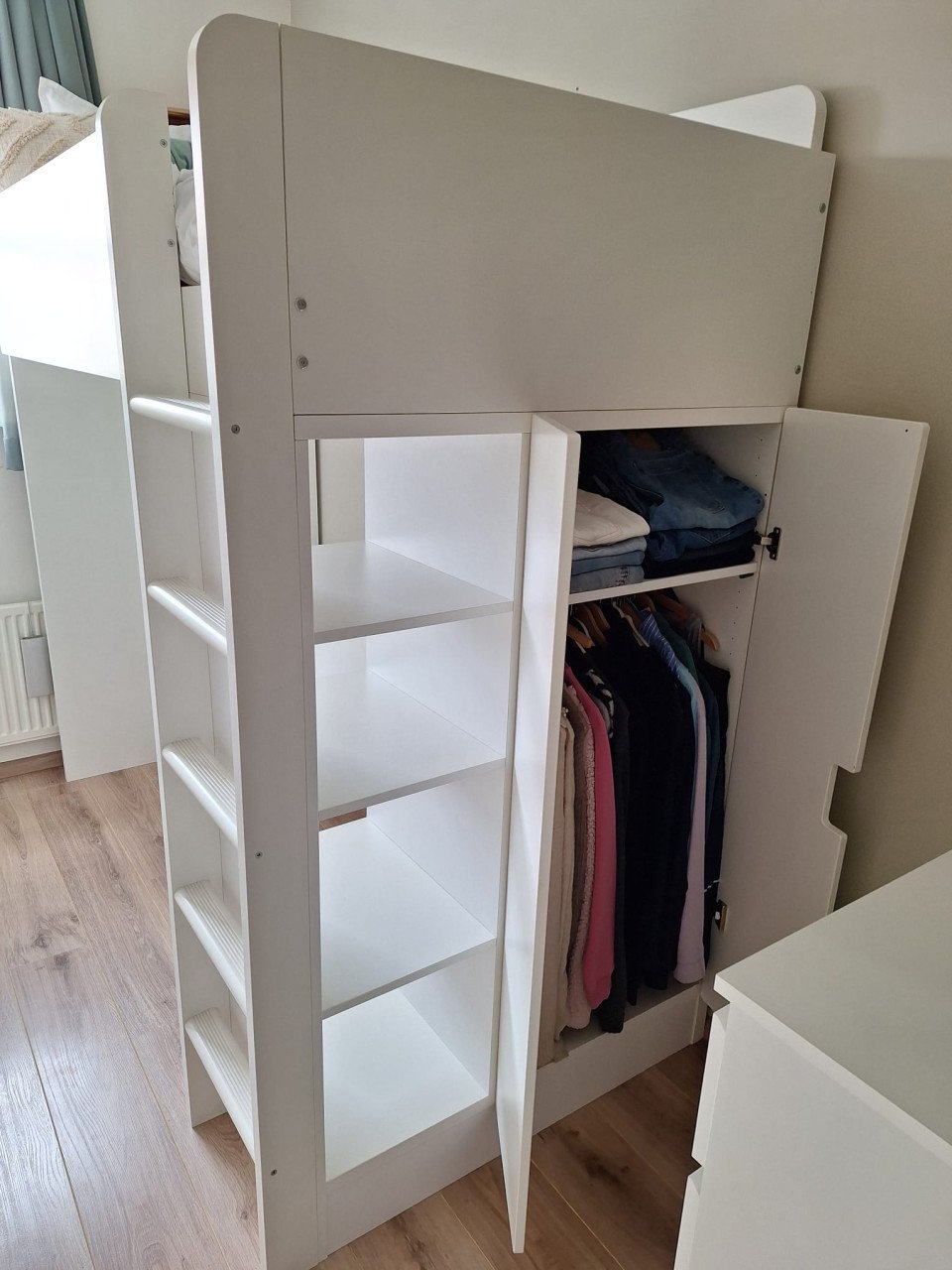 Hoogslaper met bureau en kast