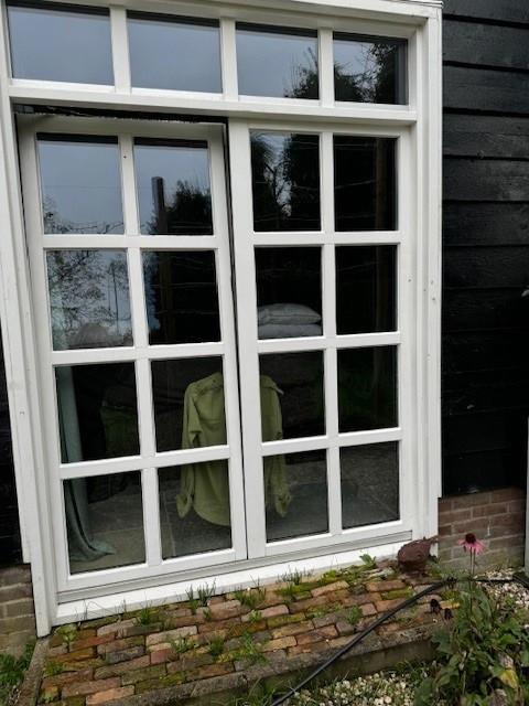Glazen pui met 1 groot beweegbaar raam, dubbel glas