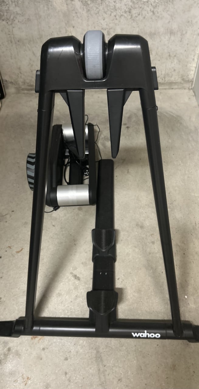 WAHOO KICKR ROLLR SMART BIKE ROLLER