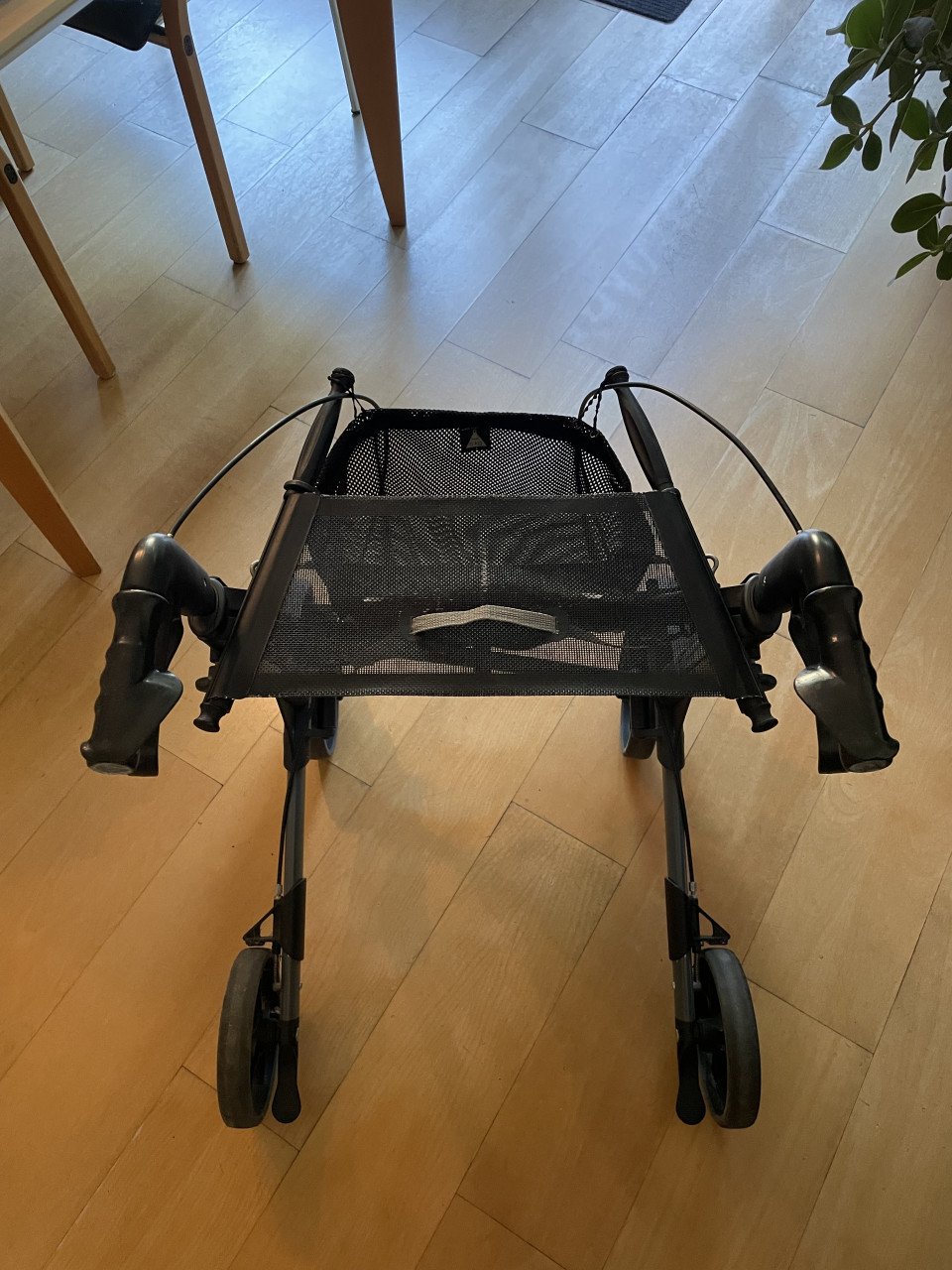 Rollator zwart (met zit mogelijkheid)