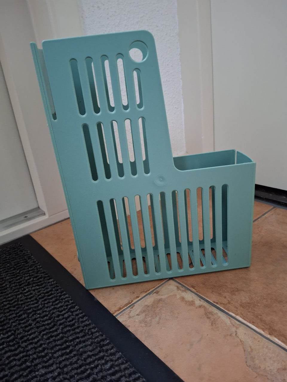 4 witte en 1 groene organizers voor tijdschriften