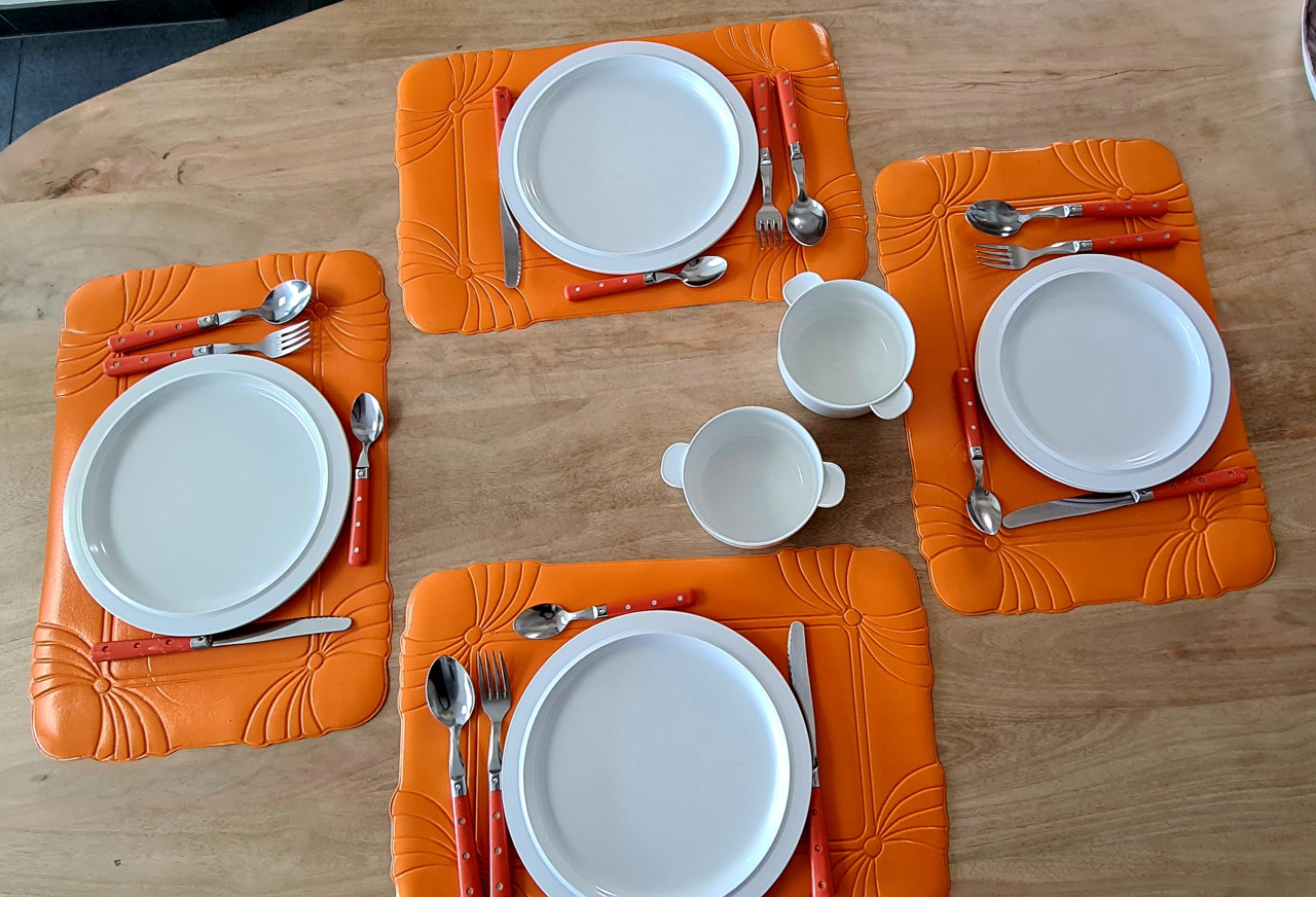 Camping borden Mepal wit, bestek oranje en placemats