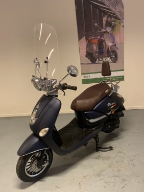 RETRO SCOOTER MET WINDSCHERM 25KM NU 649,= RIJKLAAR