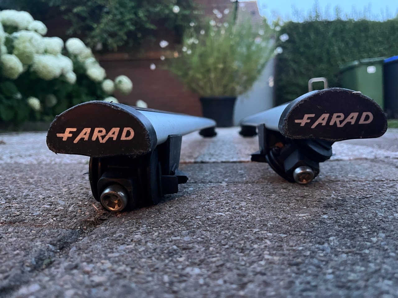 Dakdragers voor een auto met gesloten rails