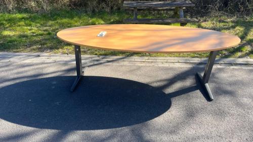 Ovale vergadertafel