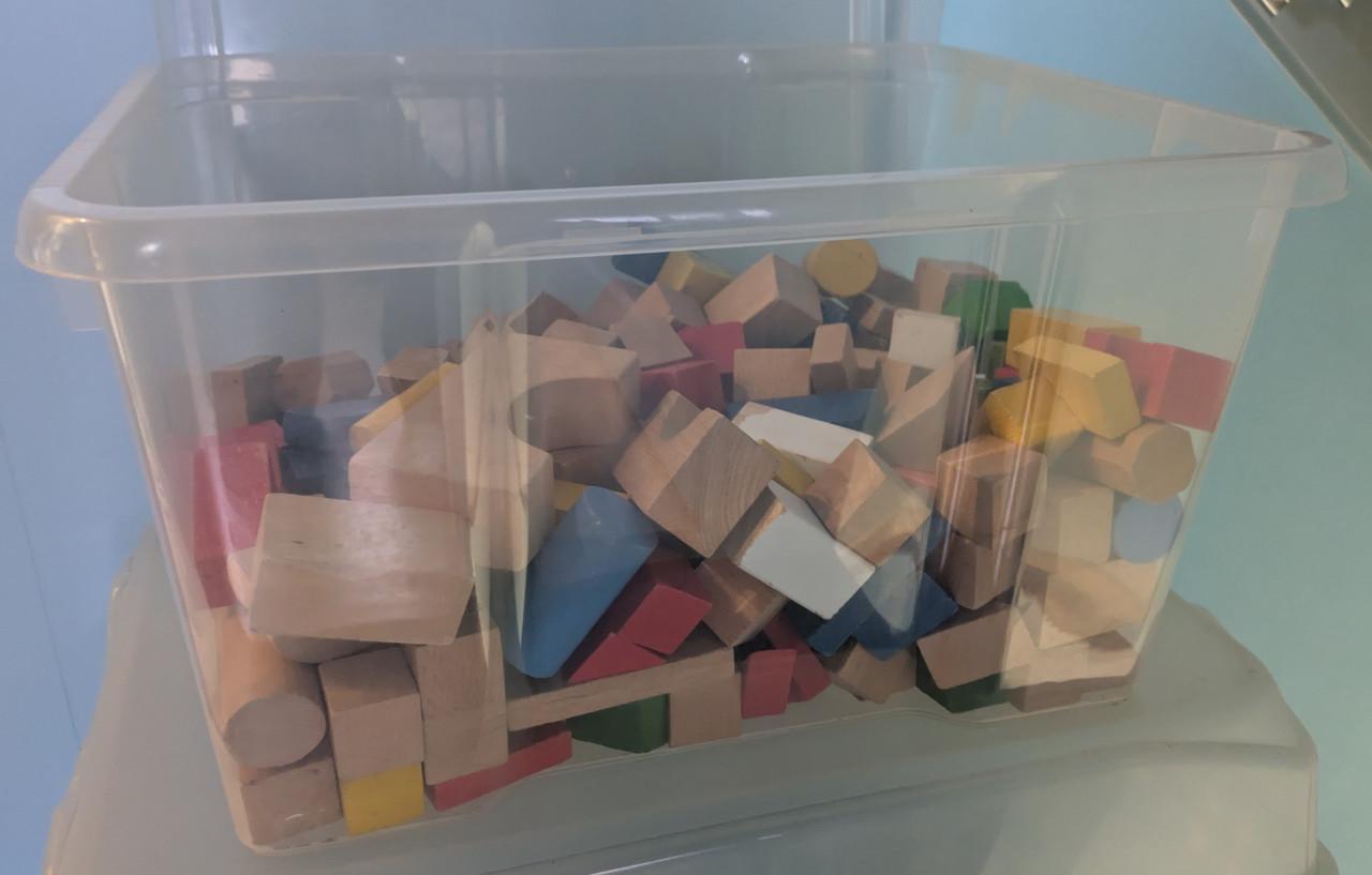 Houten blokken in plastic bak