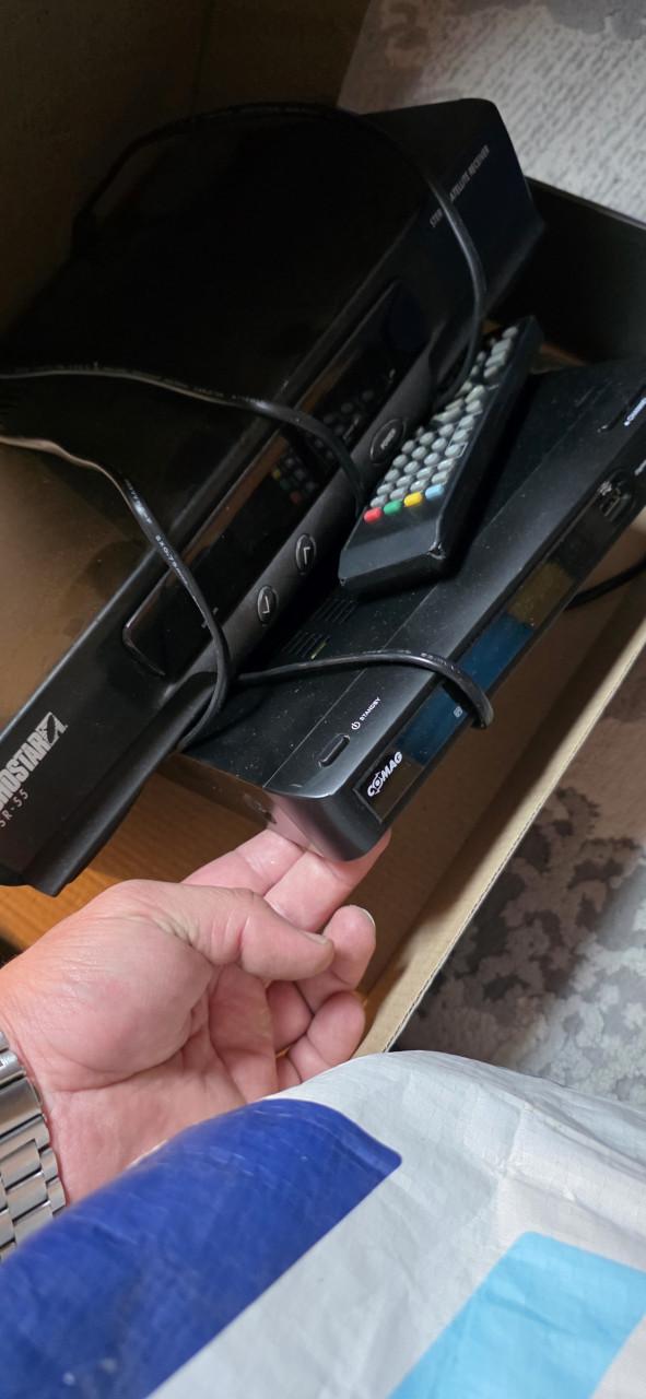 Tas met allerlei soorten kabels, flatbed scanner en 2 schotelontvangers